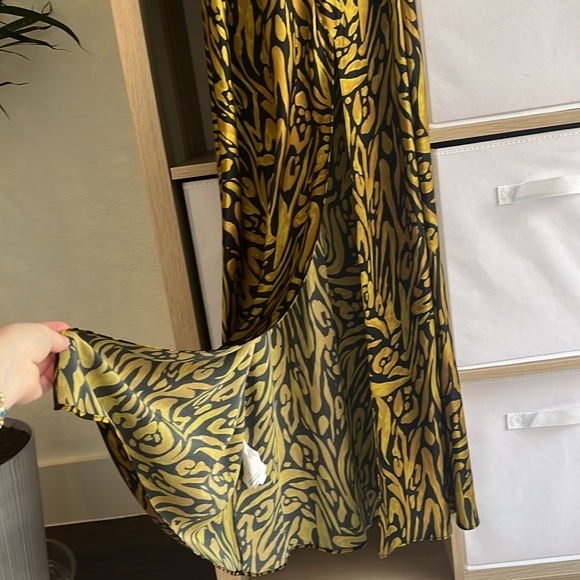 Nina Dress In Metallic Gold - Abstract Leopard Seaweed, size 2, perfect shape - Picture 4 of 7